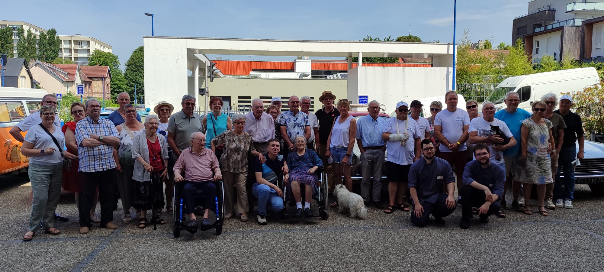 Baptêmes en voitures anciennes pour les résidents de la Filandiere à Deville les Rouen